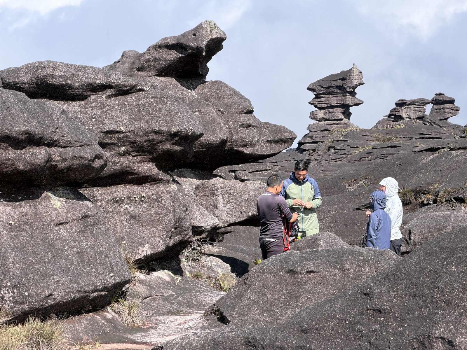Grupo entre los bloques rocosos de la cumbre