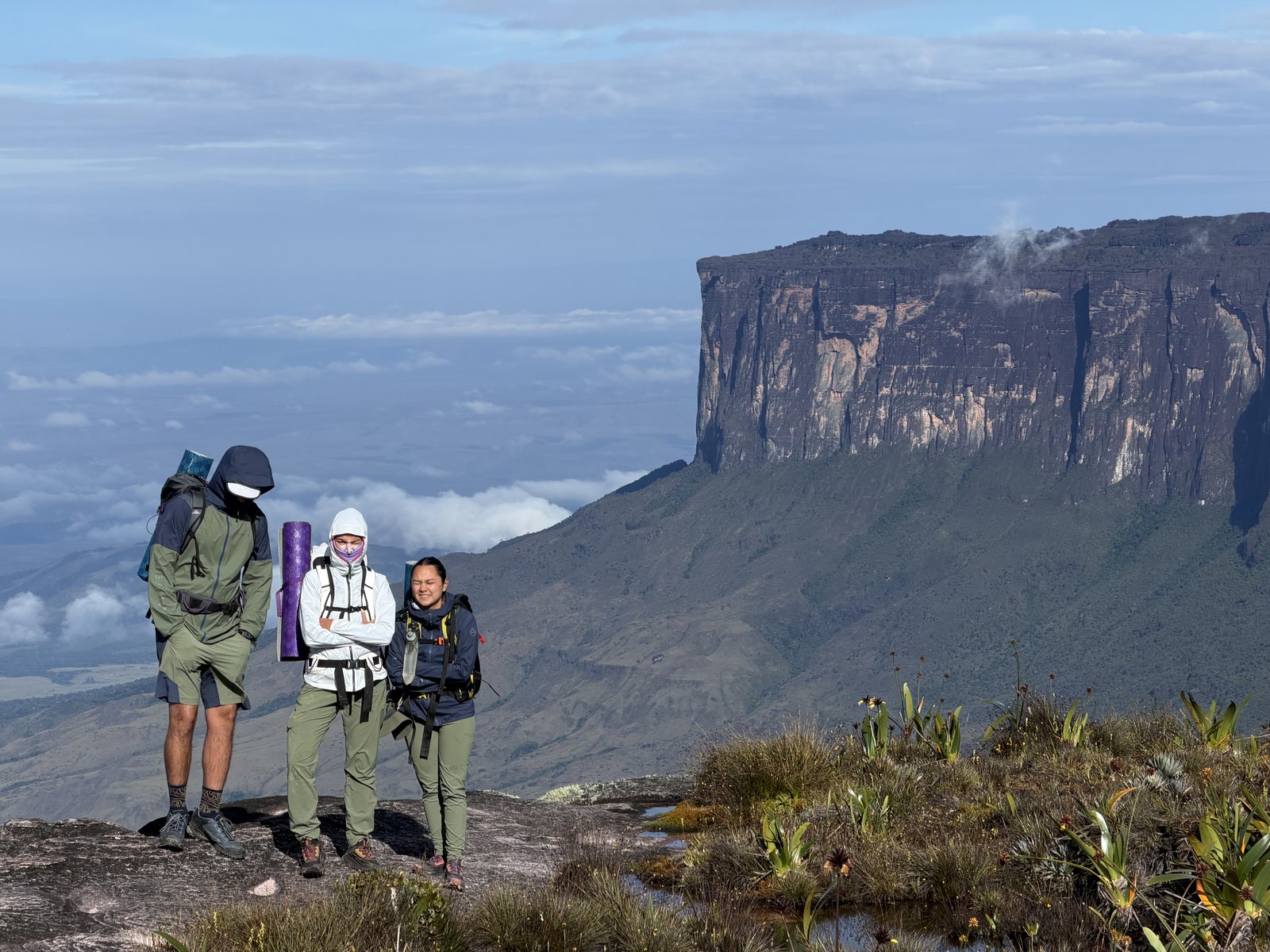 Expedicionarios con mochila en la ruta de ascenso