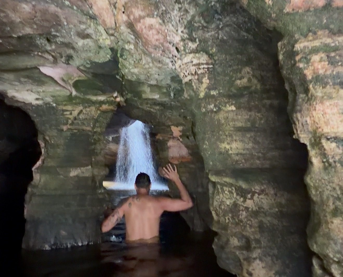 Baño en una piscina natural dentro de una cueva